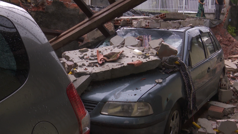 Muro cede atinge carros e destrói telhado após chuva em Joinville