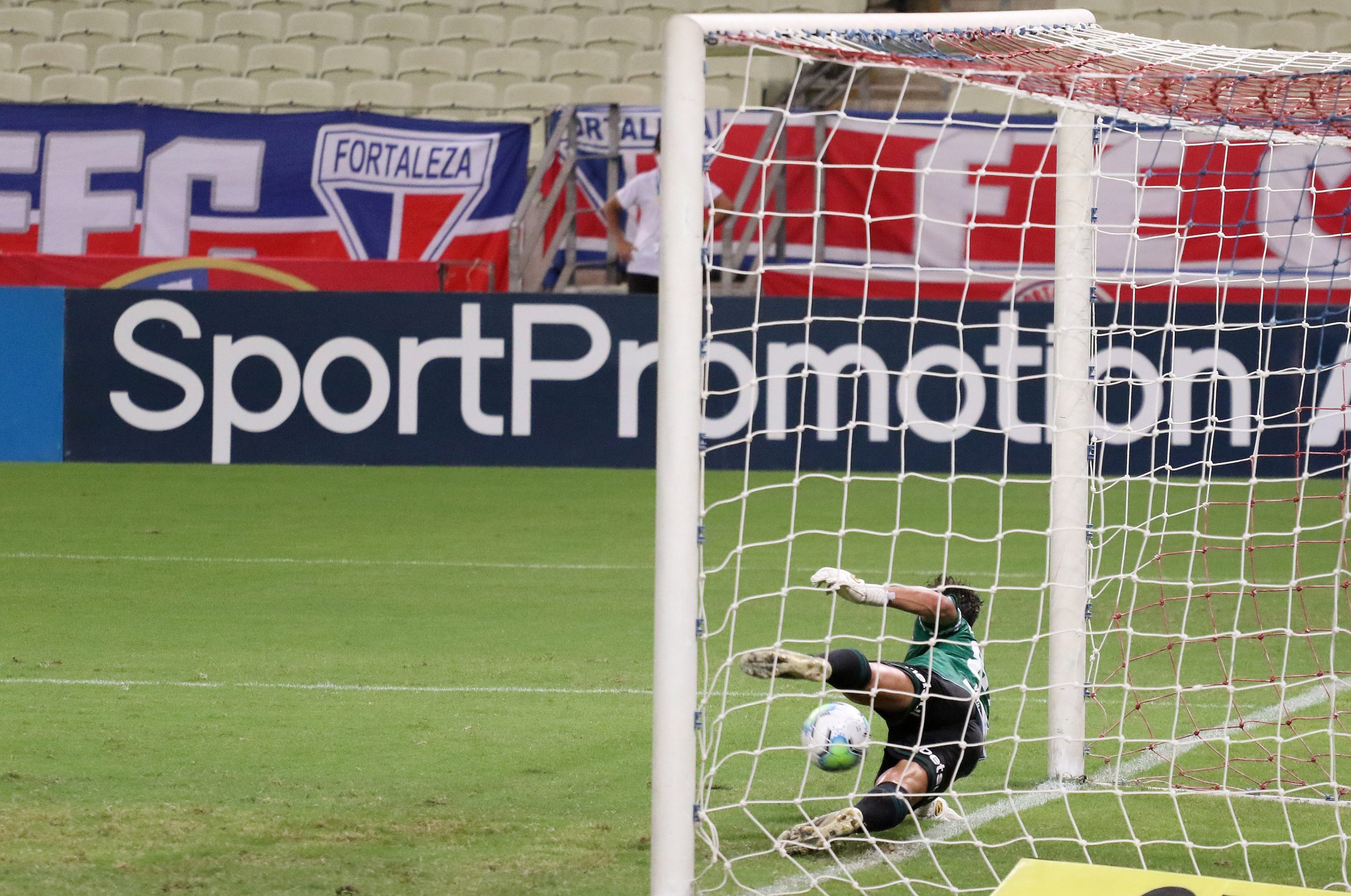 V Deo Atleta De Linha Substitui Goleiro Ex Figueirense E Pega P Nalti