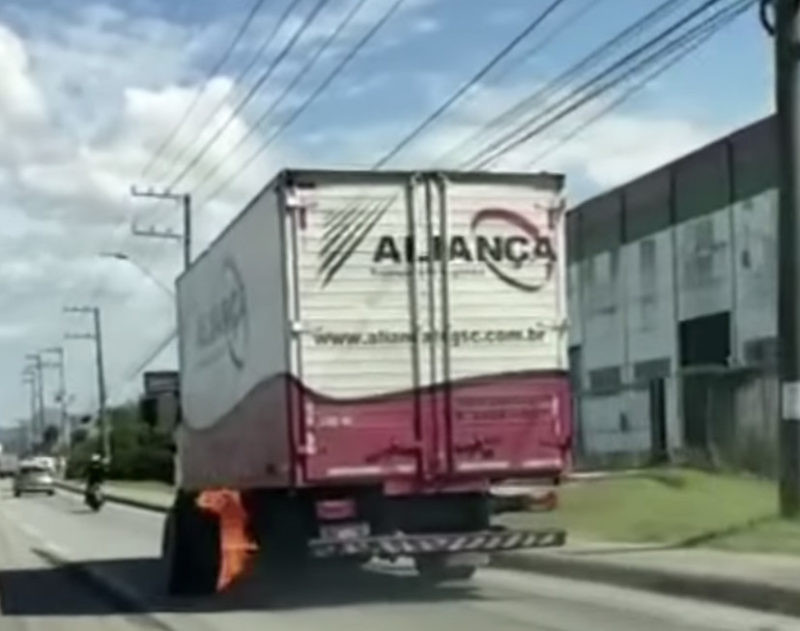 VÍDEO Roda em chamas se desprende de caminhão e sobre até a BR 101 em