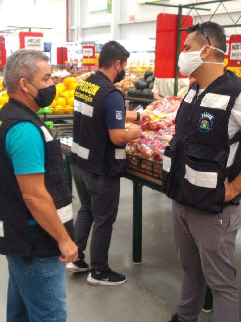 Procon apreende 100 kg de alimentos impróprios para consumo em