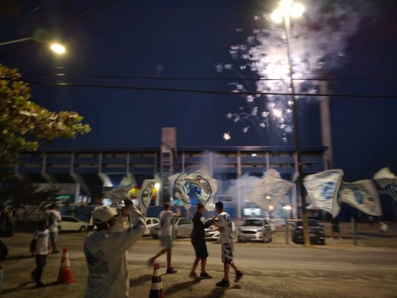 FOTOS Torcedores do Avaí comemoram título no entorno do Estádio da