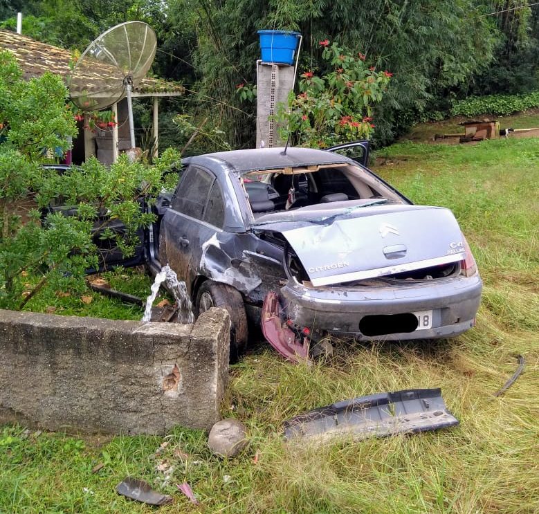 Motorista perde controle do veículo e destrói muro de casa no Sul de SC