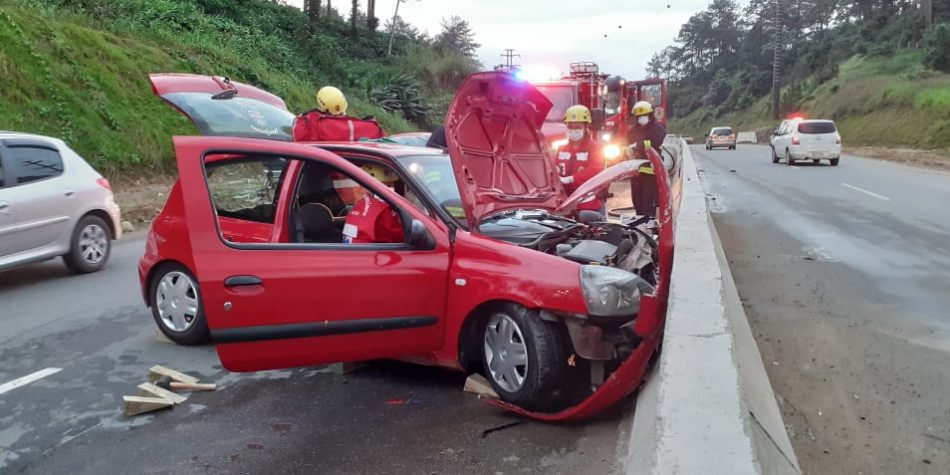 Acidente Entre Carro E Caminh O Deixa Ferido E Causa Filas Em Joinville