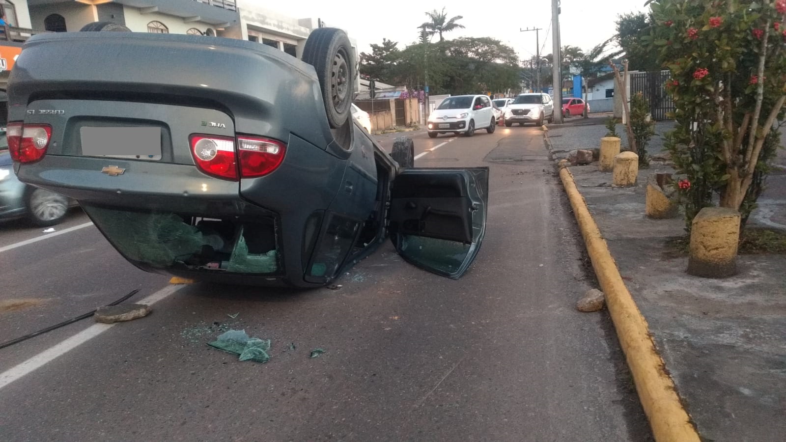 Carro capota em Joinville e motorista foge do local veja vídeo