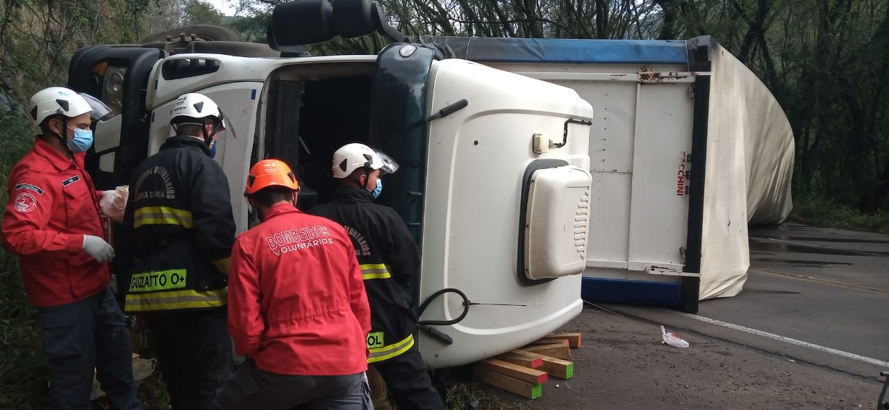 Carreta tomba e motorista fica gravemente ferido em Concórdia