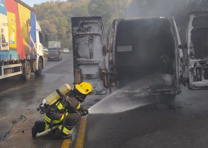 Veículo pega fogo em rodovia de SC e chamas atingem vegetação