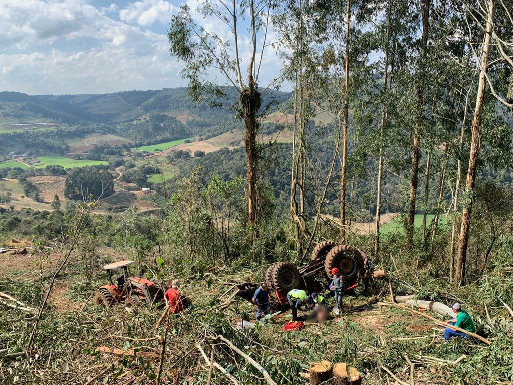 Trator tomba após ser atingido por tora e deixa trabalhador ferido em