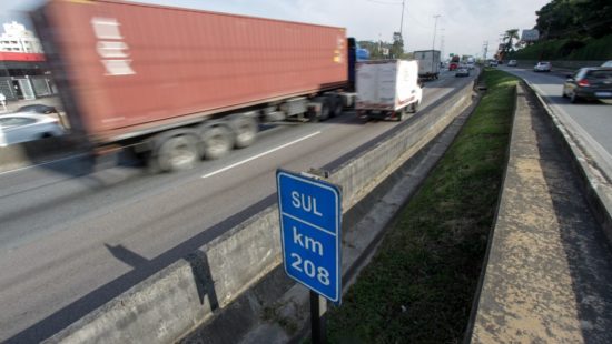 Engavetamento Causa Fila Na BR 101 Em Joinville