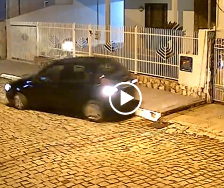 VÍDEO Motorista perde o controle invade casa e bate em carro