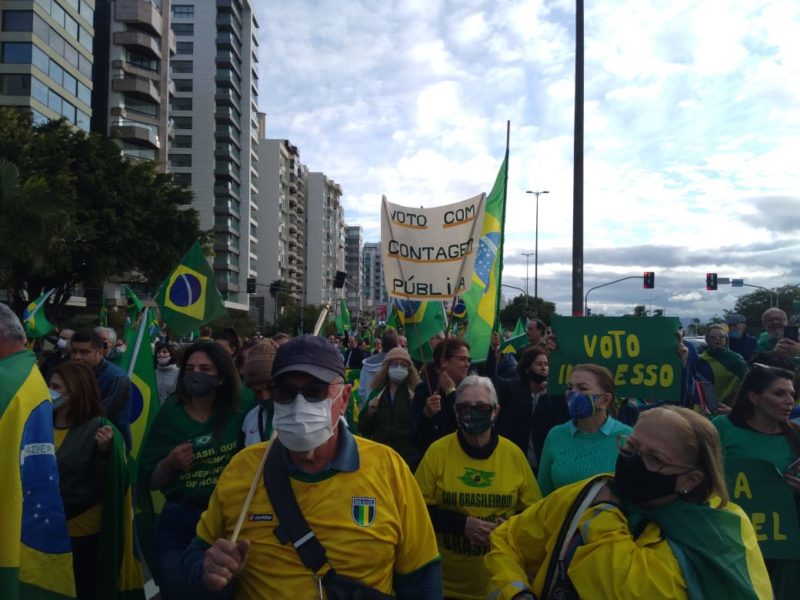 Manifestantes fazem passeata pelo voto impresso em Florianópolis