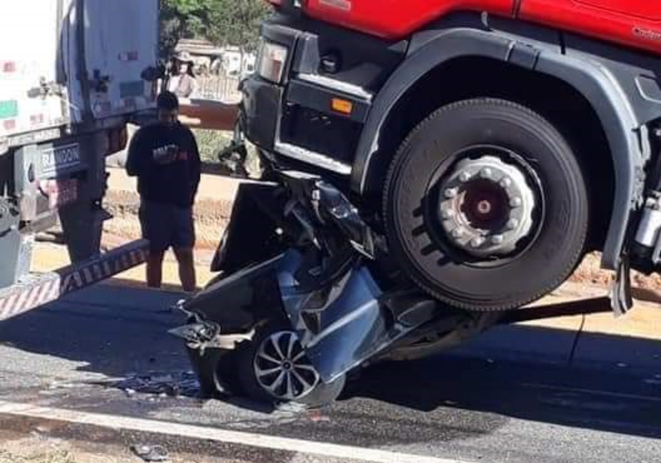 Sogro E Genro Morrem Ap S Carro Virar Bola De Metal Embaixo De Caminh O