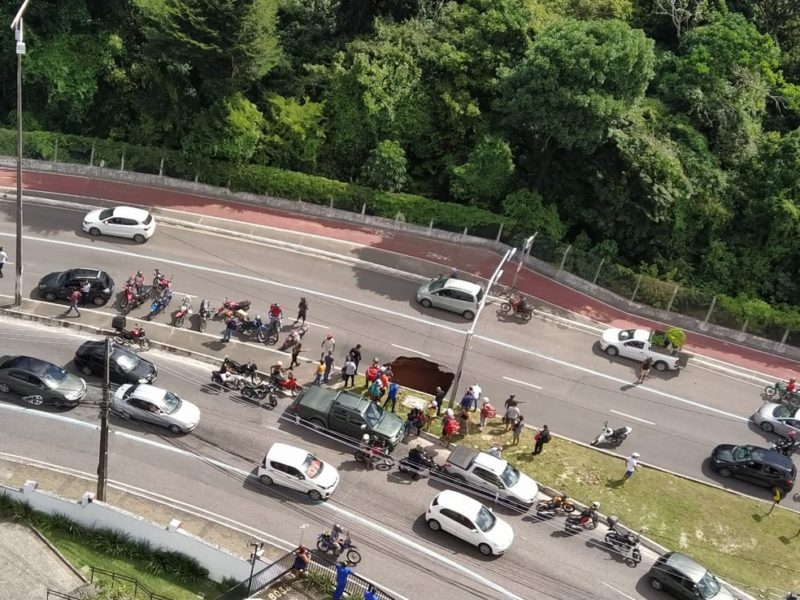 V Deo Cratera De M Se Abre Em Avenida E Engole Ve Culo Duas Pessoas