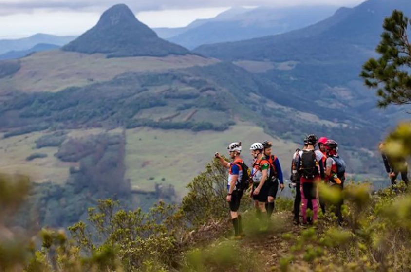 Cercados De Belas Paisagens Atletas Disputam Corrida De Aventura Em