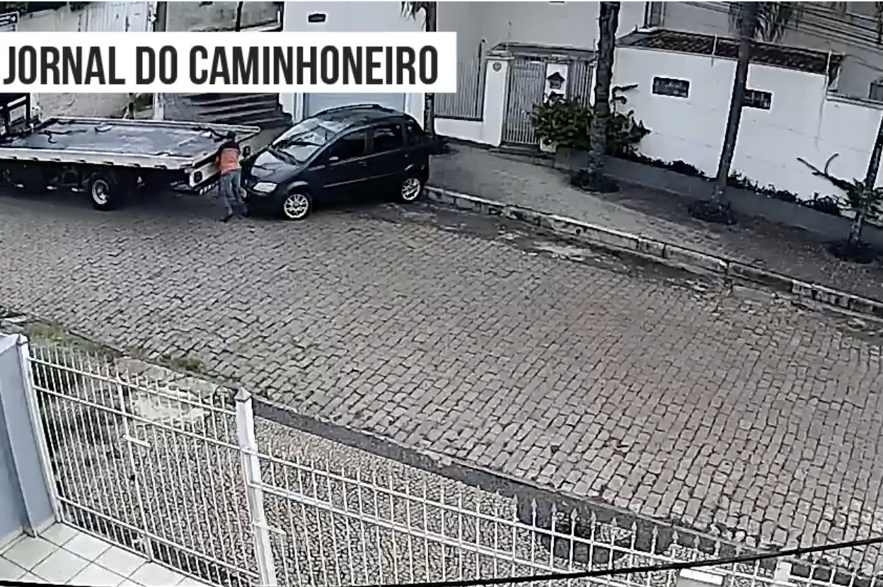 VÍDEO motorista atrapalhado deixa carro cair de guincho e caminhão