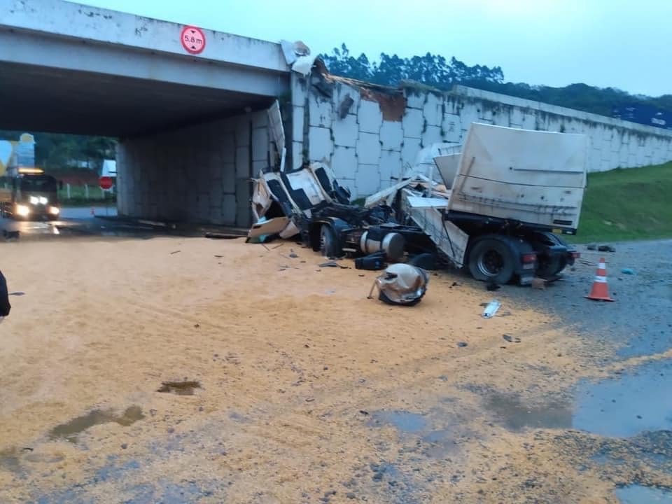 V Deo Mostra O Momento Em Que Caminh O Despenca De Viaduto Em Penha