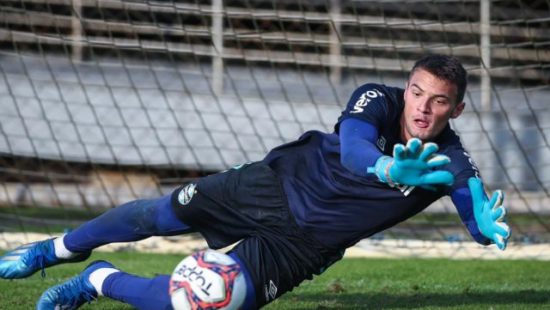 Gabriel Grando goleiro do Grêmio recebe medalha de honra em Chapecó