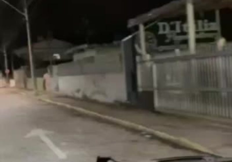 VÍDEO homem fica pelado e vai preso após agredir policiais e quebrar