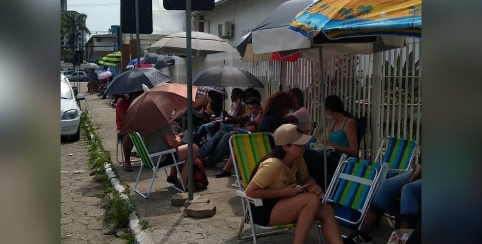 Pais Enfrentam Mais De H Na Fila Para Garantir Vaga Em Escola De