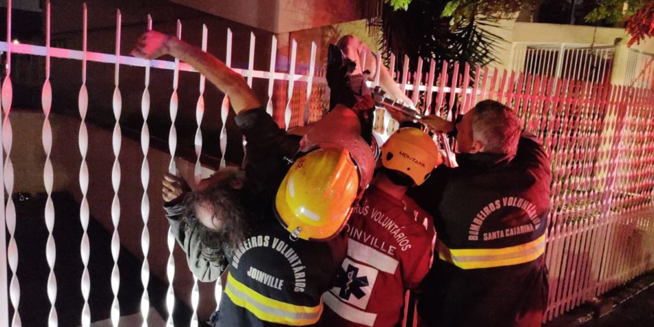 Homem Tenta Pular Grade De Igreja Mas Fica Engatado Em Joinville