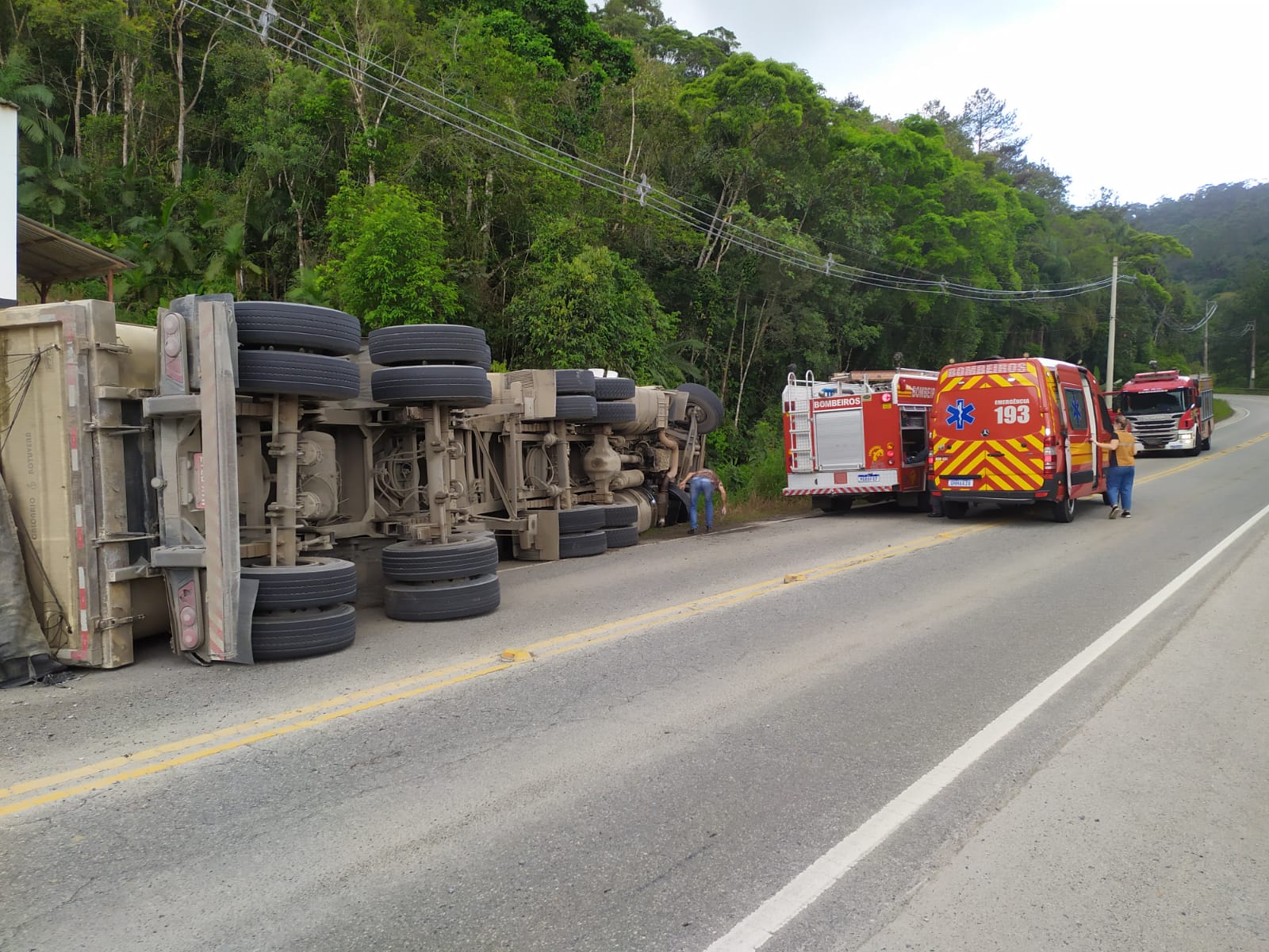 Carreta Tomba E Motorista Fica Preso Entre As Ferragens Em SC