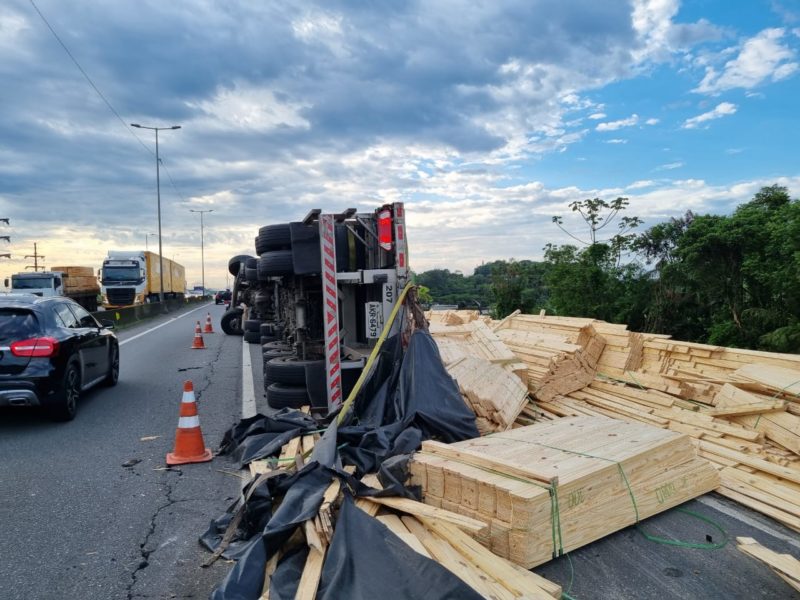 Carreta Tomba Bloqueia Br E Gera Filas Em Joinville Veja Fotos