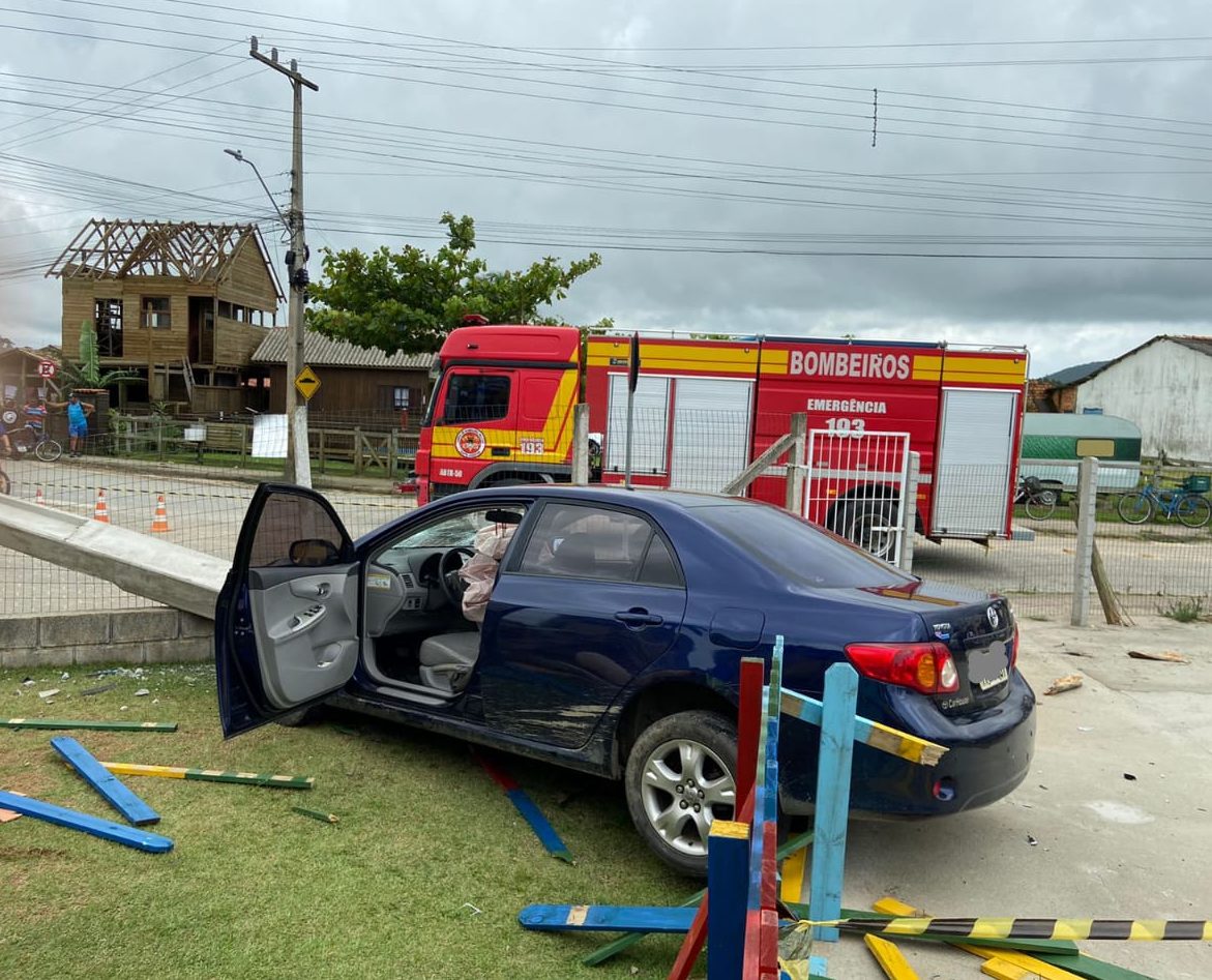 Idoso Perde O Controle Do Carro Invade Creche Em Garopaba E Derruba Poste