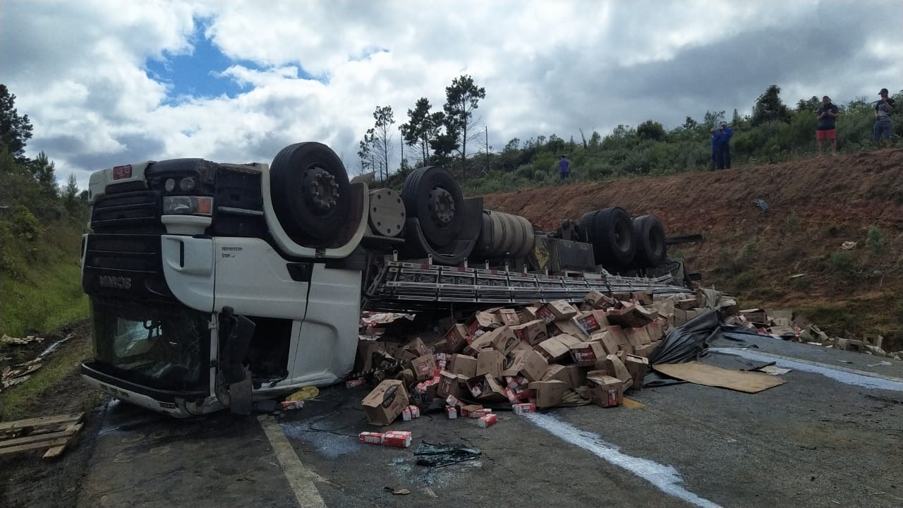 FOTOS Caminhão carregado de leite tomba e interdita BR 282 em SC veja