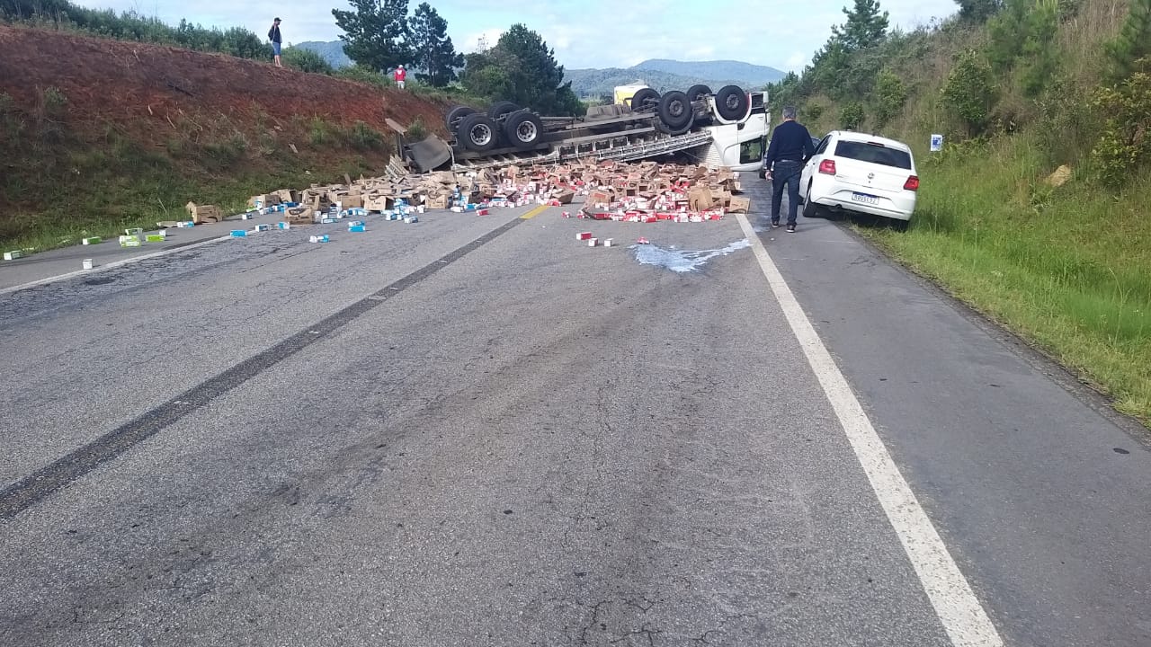 FOTOS Caminhão carregado de leite tomba e interdita BR 282 em SC veja