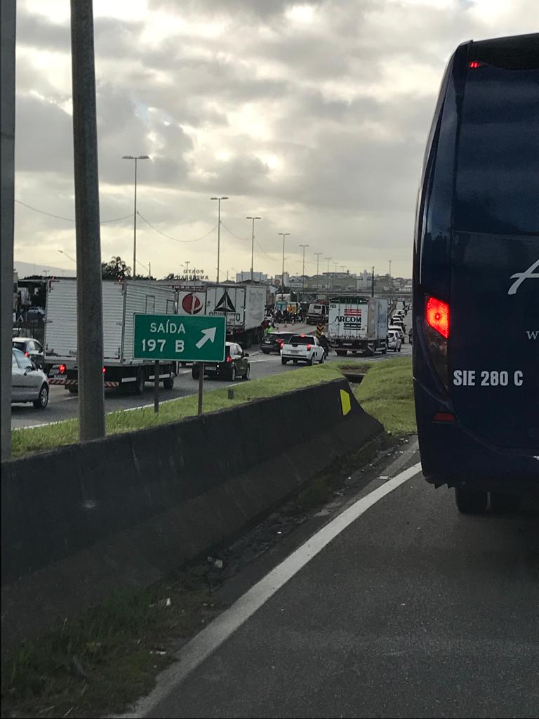 FOTOS Carro fica prensado entre caminhões e interdita BR 101 na Grande