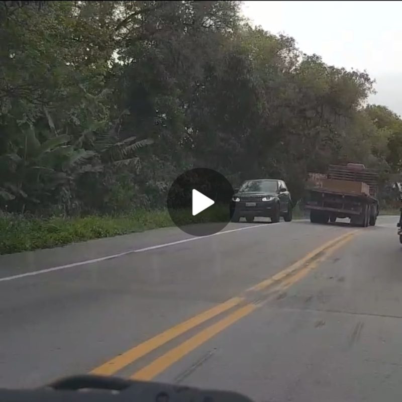 VÍDEO Caminhão faz travessia proibida na contramão e quase causa