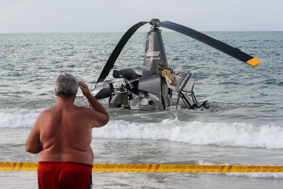 Helic Ptero Cai No Mar Pr Ximo A Banhistas Em Praia De Florian Polis