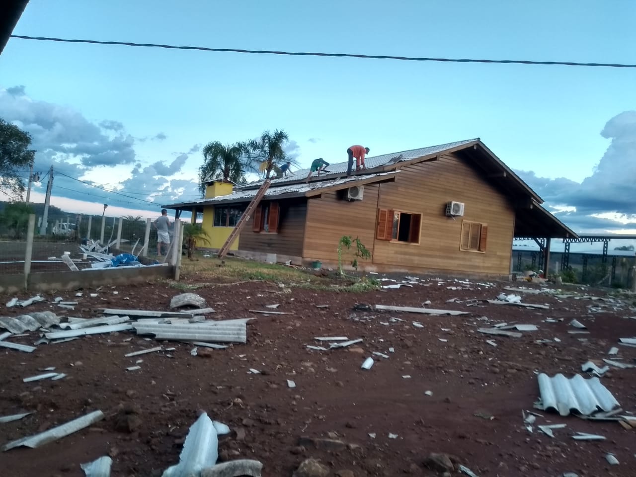 V Deo Temporal Deixa Rastro De Destrui O No Oeste E Cidade Decreta