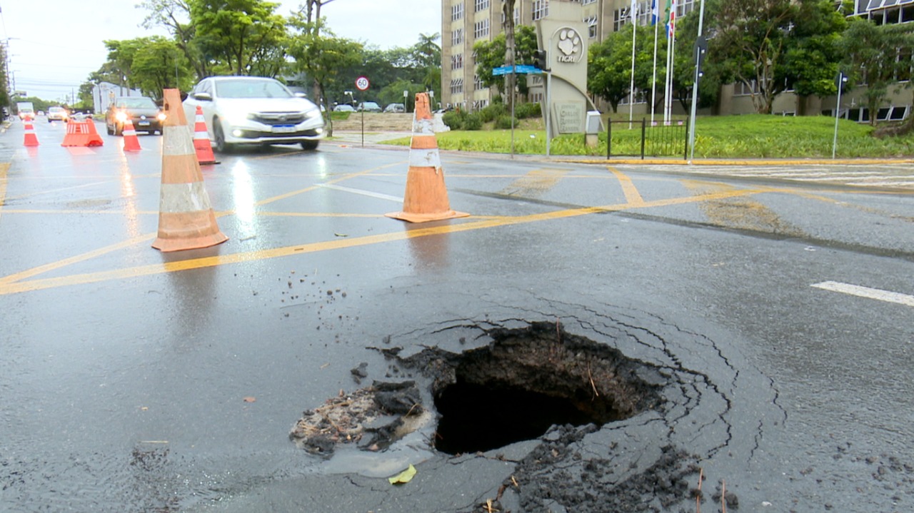 Fotos Grande Buraco Se Abre Em Rua Movimentada De Joinville