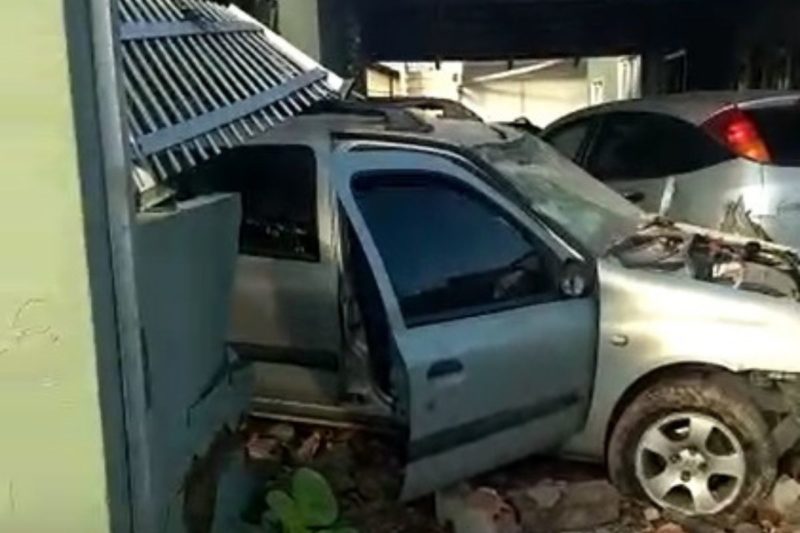 VÍDEO Motorista fura sinal bate em outro veículo e carro atravessa