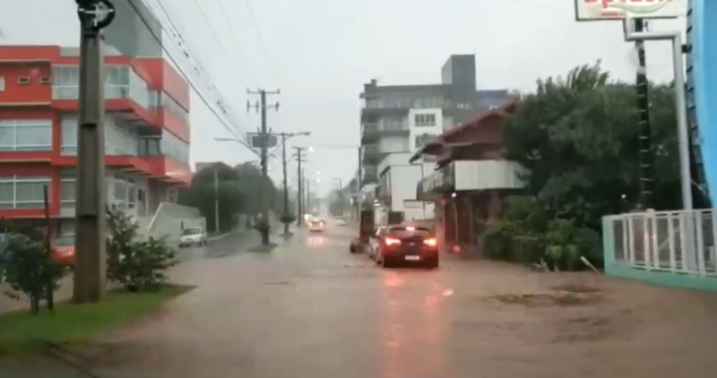 Chuvas Causam Alagamentos E Queda De Rvore No Oeste De Sc