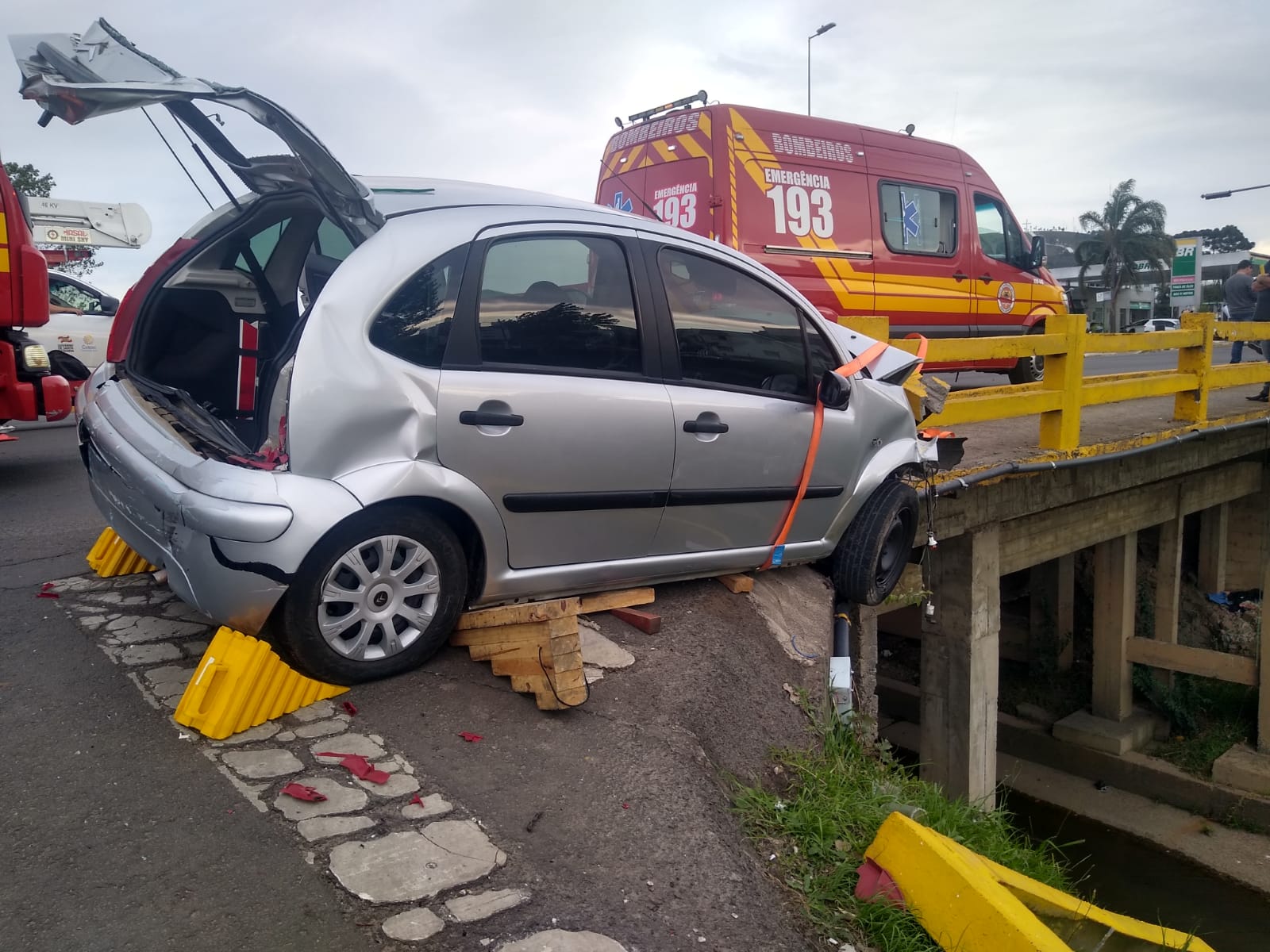 Carro fica pendurado e quase cai em rio após acidente em Lages