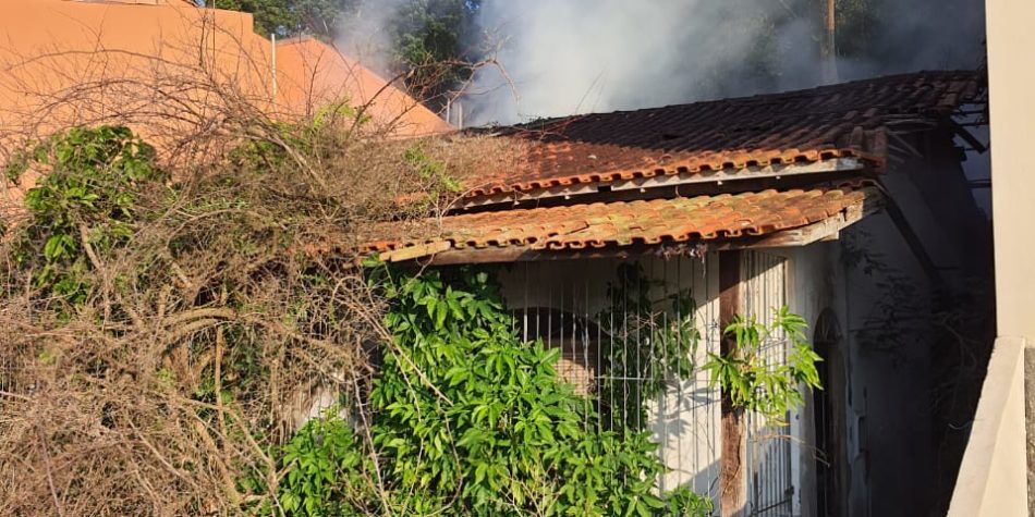 Fotos Resid Ncia Abandonada Pega Fogo Em Bairro Central De