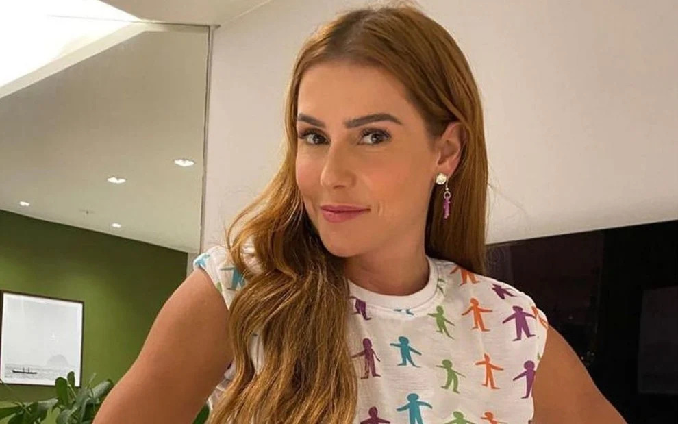 Deborah Secco revela que já namorou secretamente cantora famosa