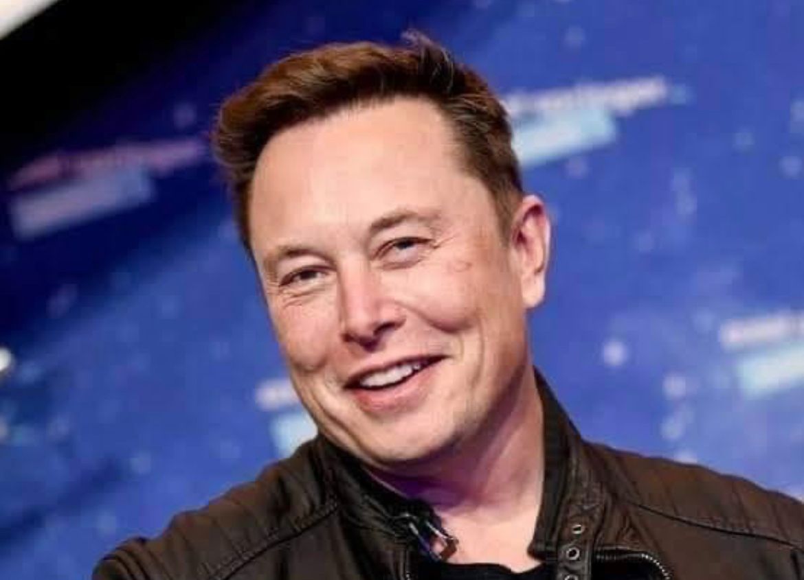 Desconfiado bilionário Elon Musk circula pela sede do Twitter