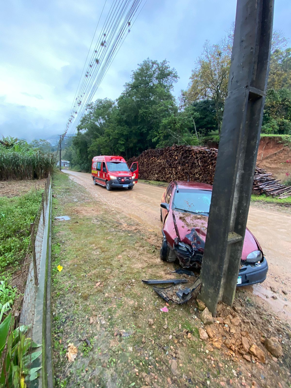 Carro Fica Destru Do E Motorista Ferida Ap S Batida Contra Poste Em