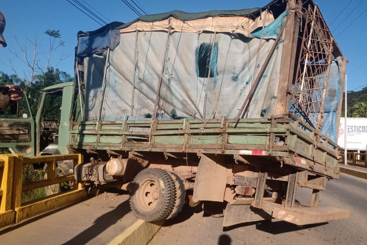 Caminhão bate em mureta e fica pendurado em ponte em Corupá