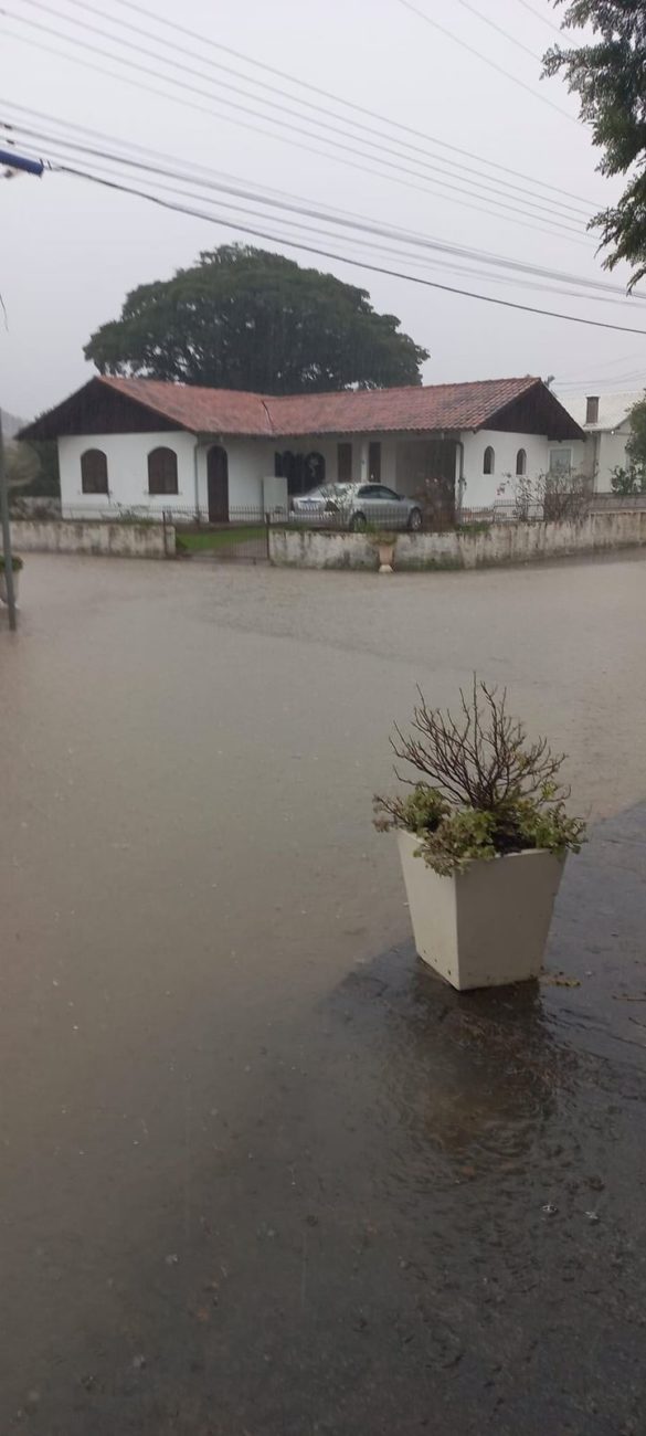 VÍDEO Chuva forte causa alagamentos e suspensão de aulas no Alto Vale