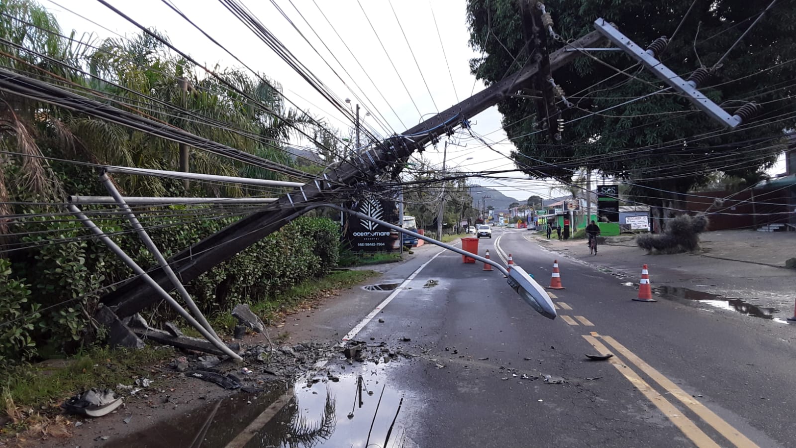 Carro Bate Em Poste Interdita Via E Deixa Mais De Unidades Sem Luz