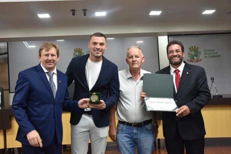 Gabriel Grando goleiro do Grêmio recebe medalha de honra em Chapecó