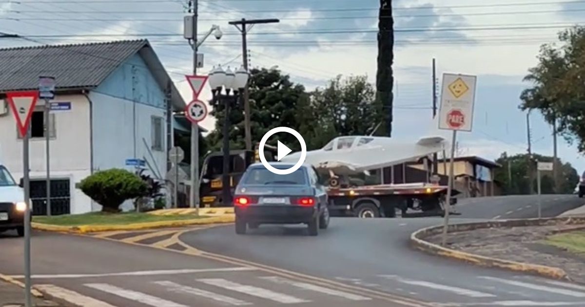 VÍDEO Avião dá rolê de guincho por cidade de SC e chama atenção