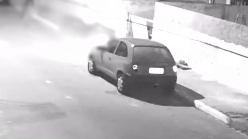 VÍDEO Homem ateia fogo em carro estacionado e é flagrado por câmeras