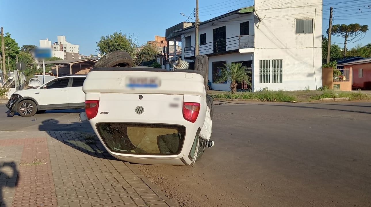 Carro capota após acidente e mulher fica ferida em Chapecó