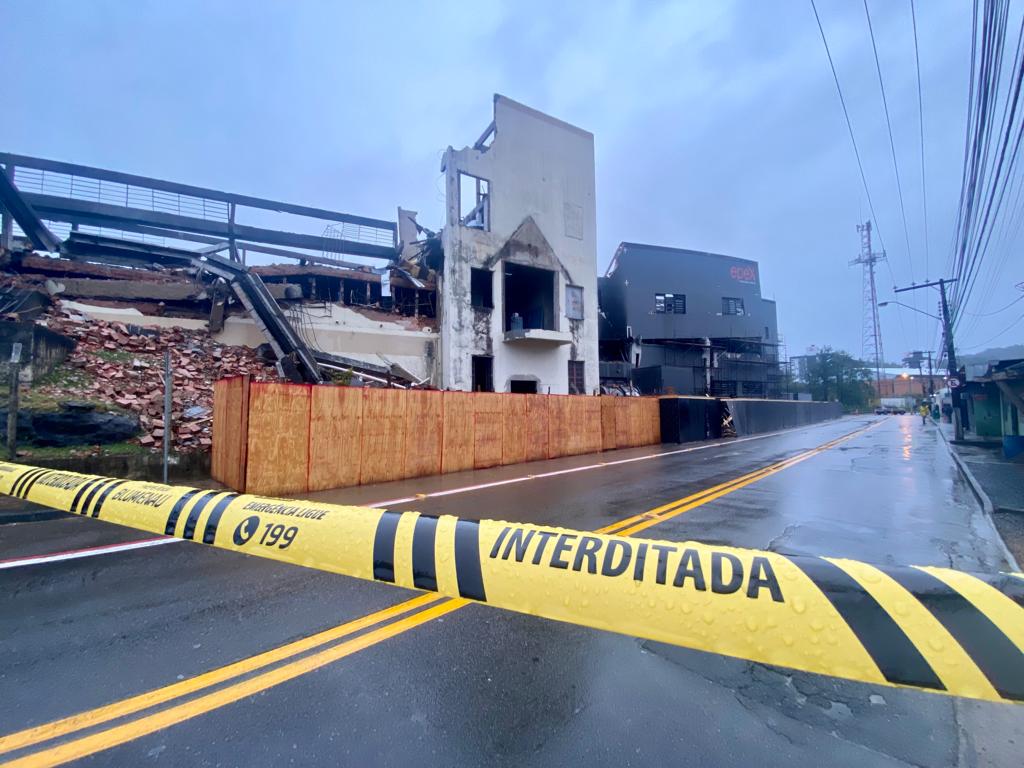 Rua interditada em Blumenau por causa de incêndio e chuvas tem previsão