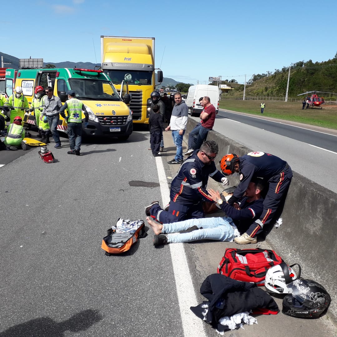 Acidente entre caminhão e duas motos deixam feridos e para a BR 101