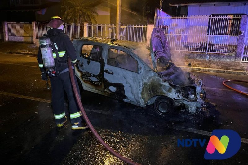 V Deo Carro Pega Fogo No Meio Da Rua E Fica Completamente Destru Do Em